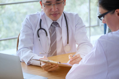 年輕醫(yī)生與高齡患者的診室對話 一份健康咨詢的全景記錄